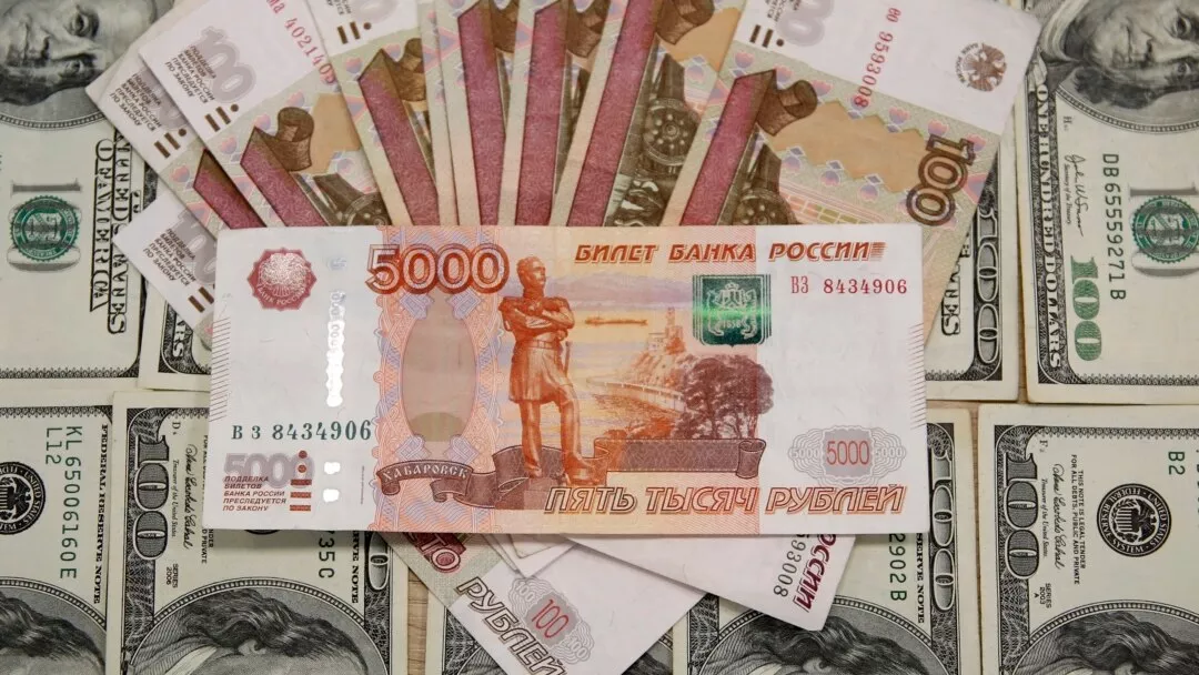 Рубль-доллартай харьцах ханшаа алдсаар байна