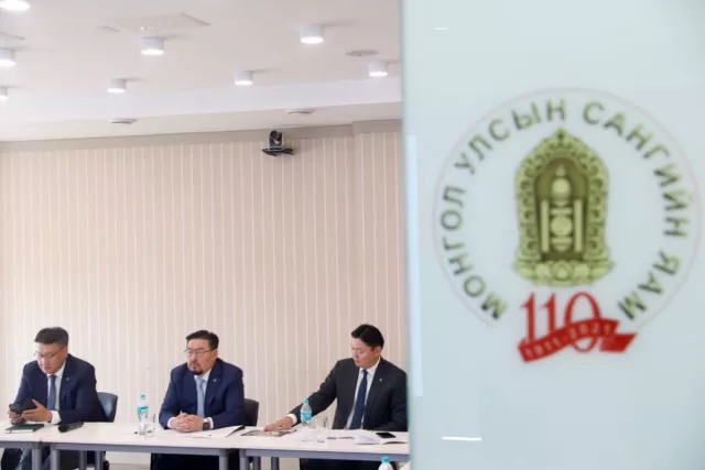 Төсвийн тухай хуульд нэмэлт, өөрчлөлт оруулах тухай хуулийг Сангийн яаманд хүлээлгэн өгөв