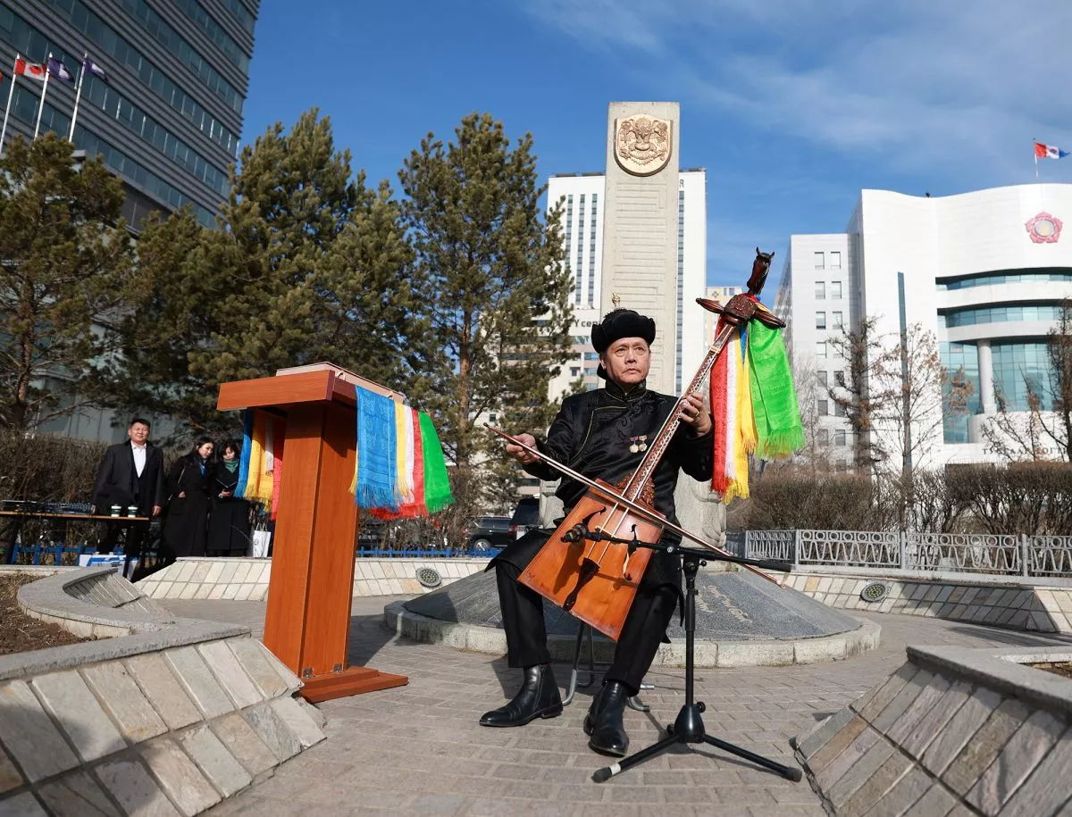 Мэлхийт хөшөөнд хүндэтгэл үзүүлж, Нийслэлийн тугийг мандууллаа