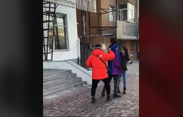 Олон нийтийн газар танхайрч буй мэт бичлэг цацсан этгээдийг торгожээ