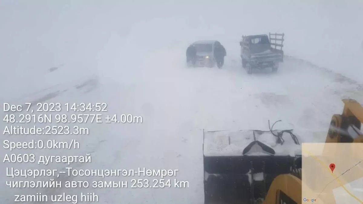 Томоохон зам, даваануудад хүчтэй цасан шуурга болж, үзэгдэх орчин хязгаарлагджээ