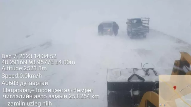 Томоохон зам, даваануудад хүчтэй цасан шуурга болж, үзэгдэх орчин хязгаарлагджээ