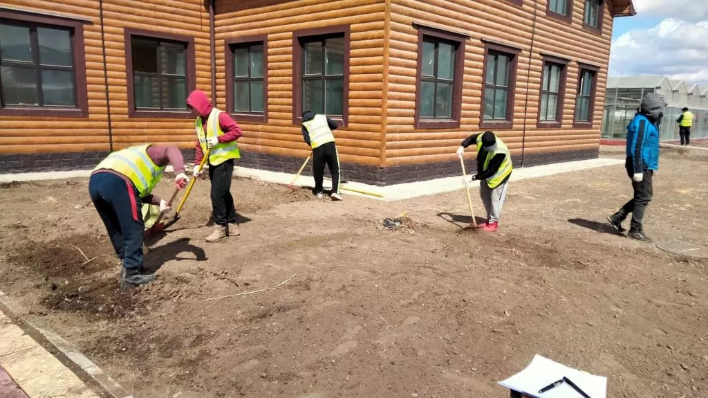 Байгууллагад нь нийтэд тустай ажил хийсэн хоёр хүнийг ял эдэлж дууссаных нь дараа үндсэн ажилтнаараа авчээ