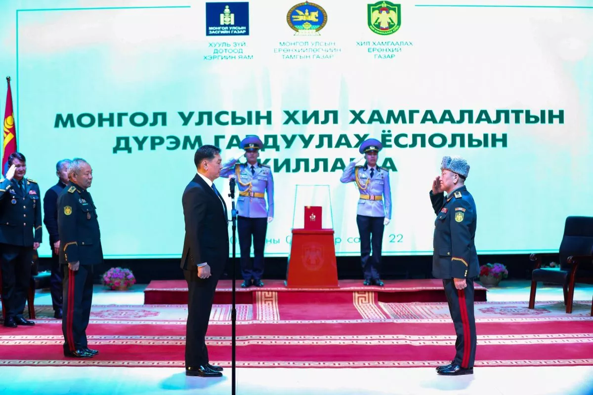 Монгол Улсын Ерөнхийлөгч У.Хүрэлсүх “Улсын хил хамгаалах дүрэм”-ийг гардуулж өглөө