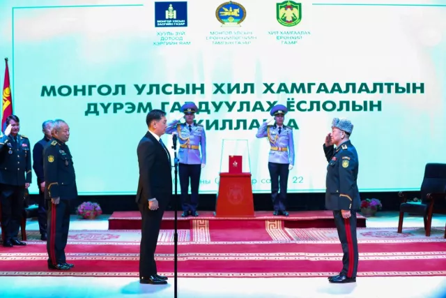 Монгол Улсын Ерөнхийлөгч У.Хүрэлсүх “Улсын хил хамгаалах дүрэм”-ийг гардуулж өглөө