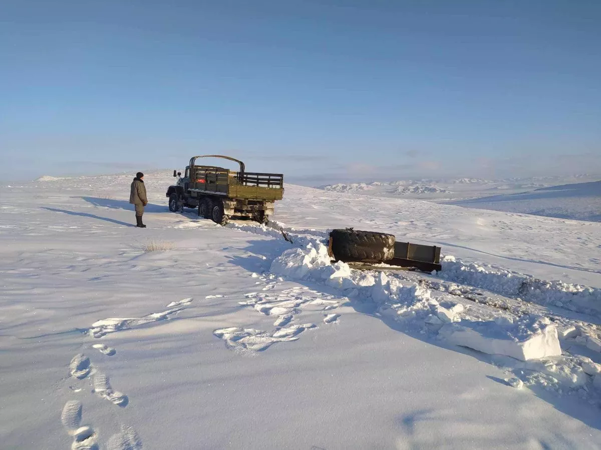 Өвөлжилт хүндэрсэн Дорноговь, Төв аймгийн сумдад цэргийнхэн ажиллаж байна