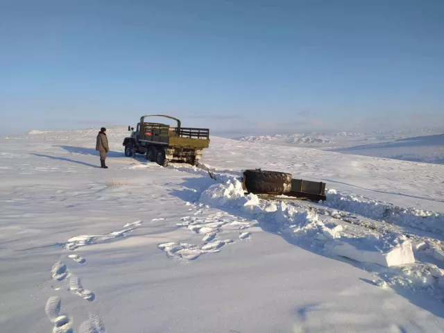 Өвөлжилт хүндэрсэн Дорноговь, Төв аймгийн сумдад цэргийнхэн ажиллаж байна