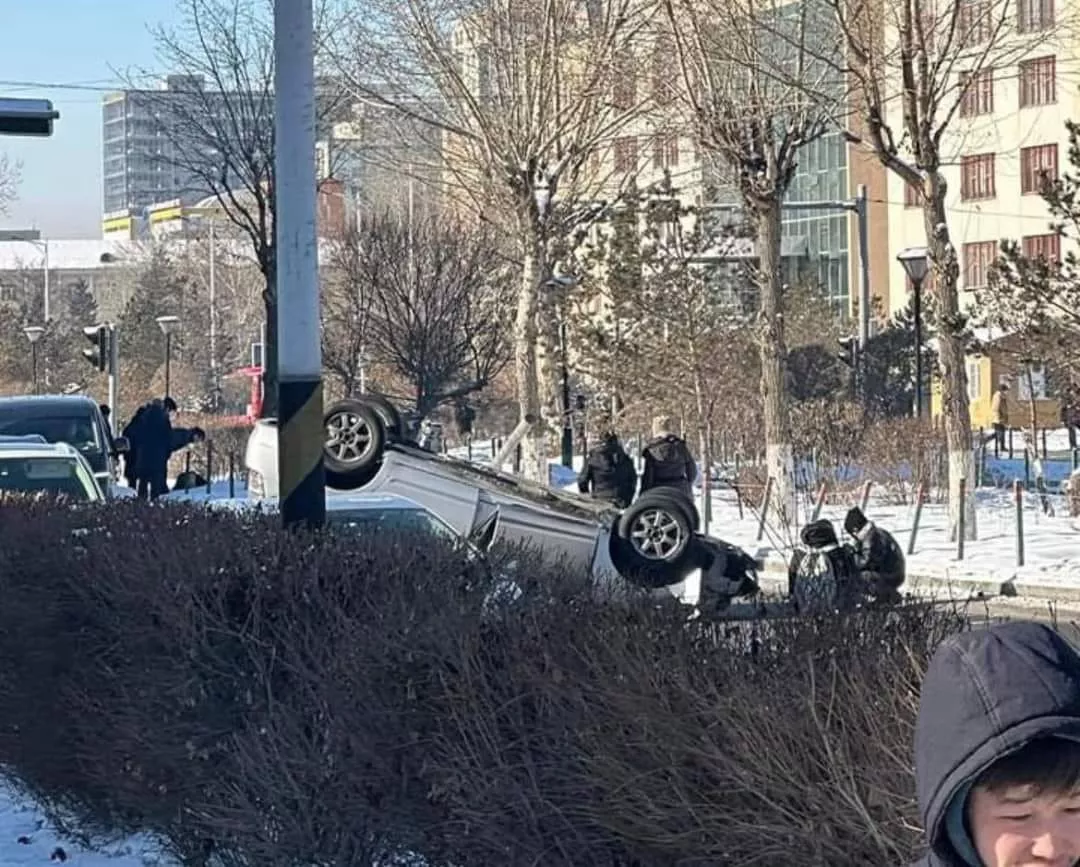 Гурван иргэн болон гэрэлтүүлгийн шон мөргөж онхолдсон зам тээврийн ослыг шалгаж байна