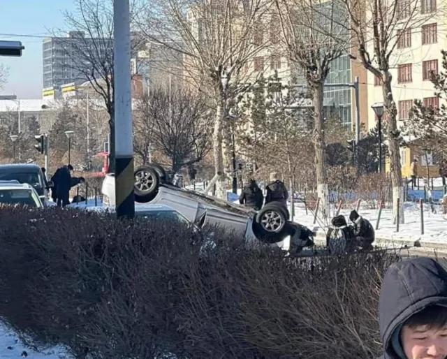 Гурван иргэн болон гэрэлтүүлгийн шон мөргөж онхолдсон зам тээврийн ослыг шалгаж байна