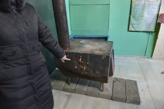 2013 онд эхэлсэн сургуулийн барилга ашиглалтад ороогүйгээс ил зуухаар галладаг сургуульд сурагчид сурч байна