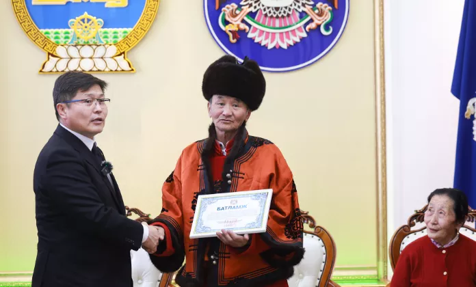 Гэр хорооллын дахин төлөвлөлтийн улмаас хохирсон иргэдэд орон сууцны батламж гардууллаа