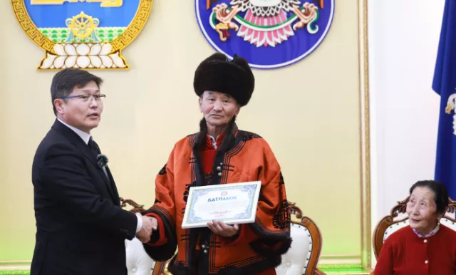 Гэр хорооллын дахин төлөвлөлтийн улмаас хохирсон иргэдэд орон сууцны батламж гардууллаа