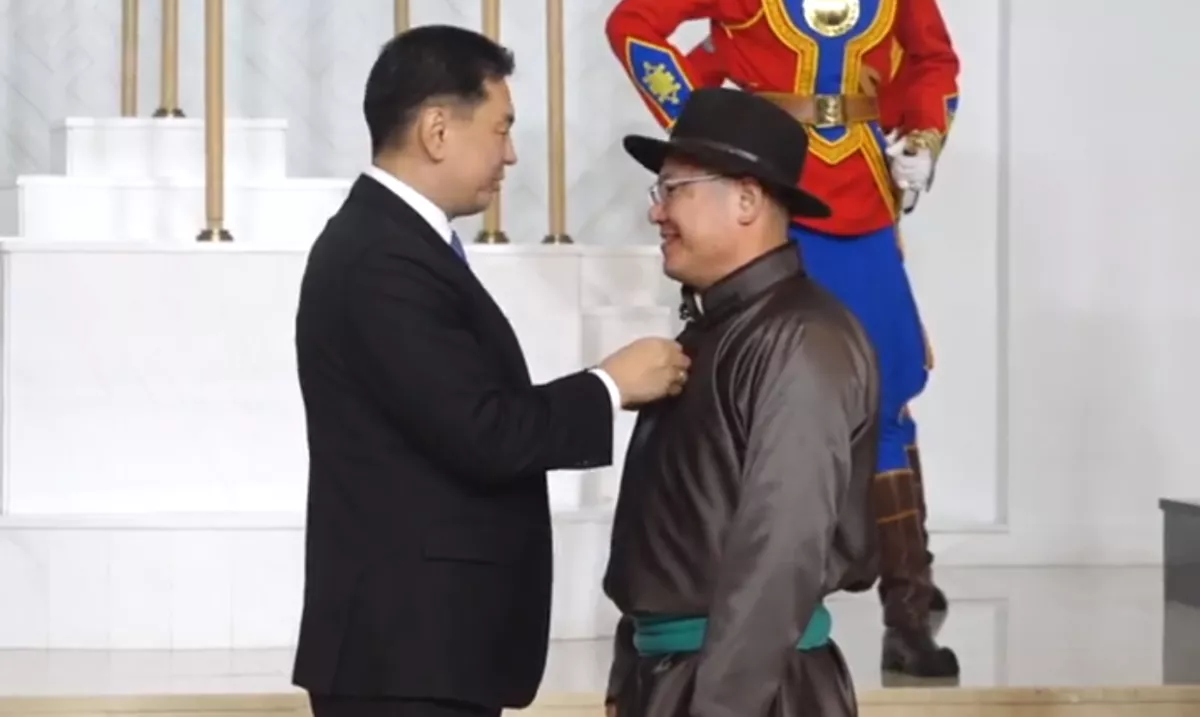 ШУУД: Ерөнхийлөгч У.Хүрэлсүх төрийн дээд цол, одон, медаль гардуулж байна