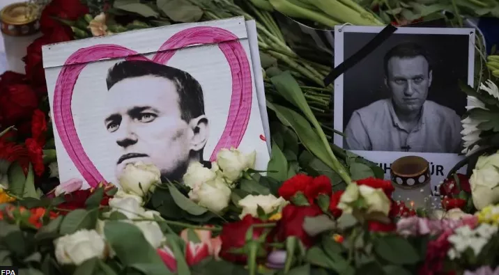 ОХУ-д суугаа АНУ, Их Британийн Элчин сайд нар Алексей Навальныйгийн дурсгалд хүндэтгэл үзүүлэв