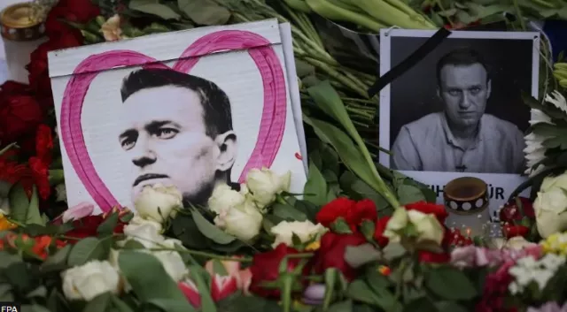 ОХУ-д суугаа АНУ, Их Британийн Элчин сайд нар Алексей Навальныйгийн дурсгалд хүндэтгэл үзүүлэв