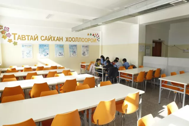Дашинчилэн сумын ерөнхий боловсролын сургууль жишиг гал тогоог тохижуулжээ