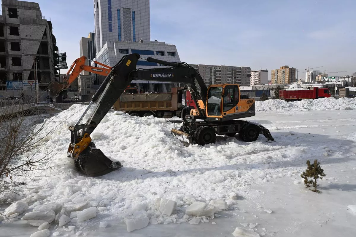 Сэлбэ голын 16,480 тонн мөсийг тээвэрлээд байна