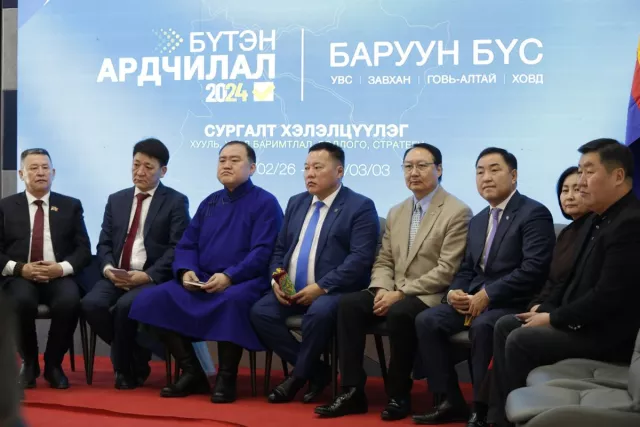 “Бүтэн ардчилал” хэлэлцүүлэг Увс аймагт болж байна