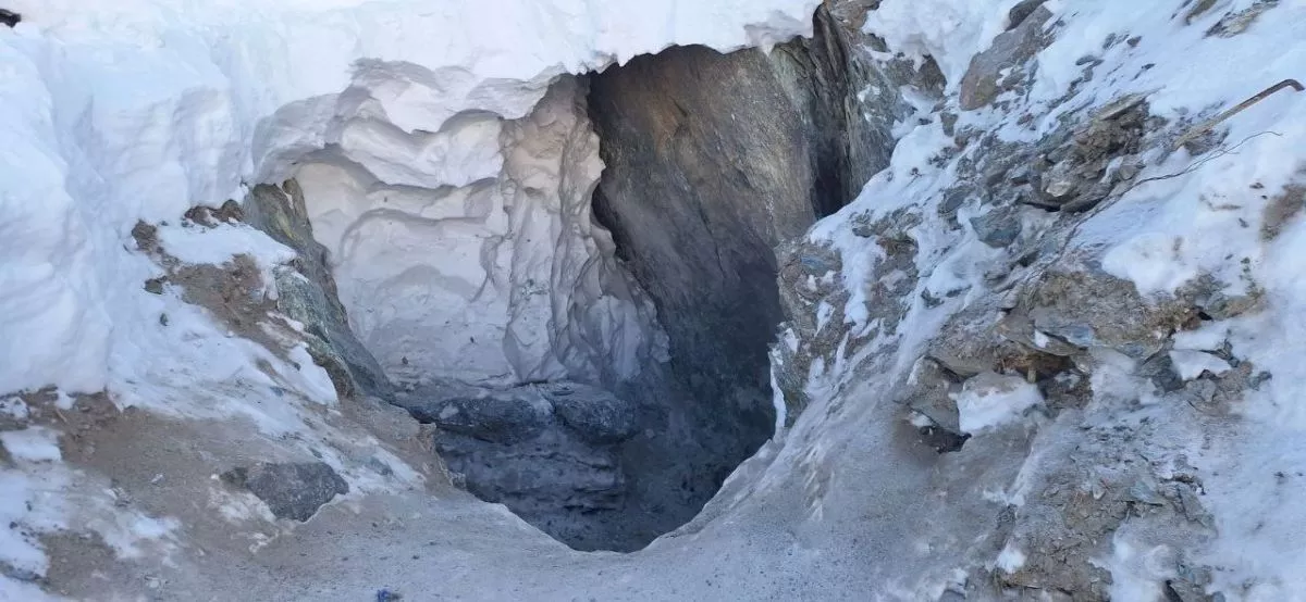 Хөвсгөл аймагт хууль бусаар 35 кг ногоон хаш чулуу олборлосон этгээдүүдийг илрүүлжээ