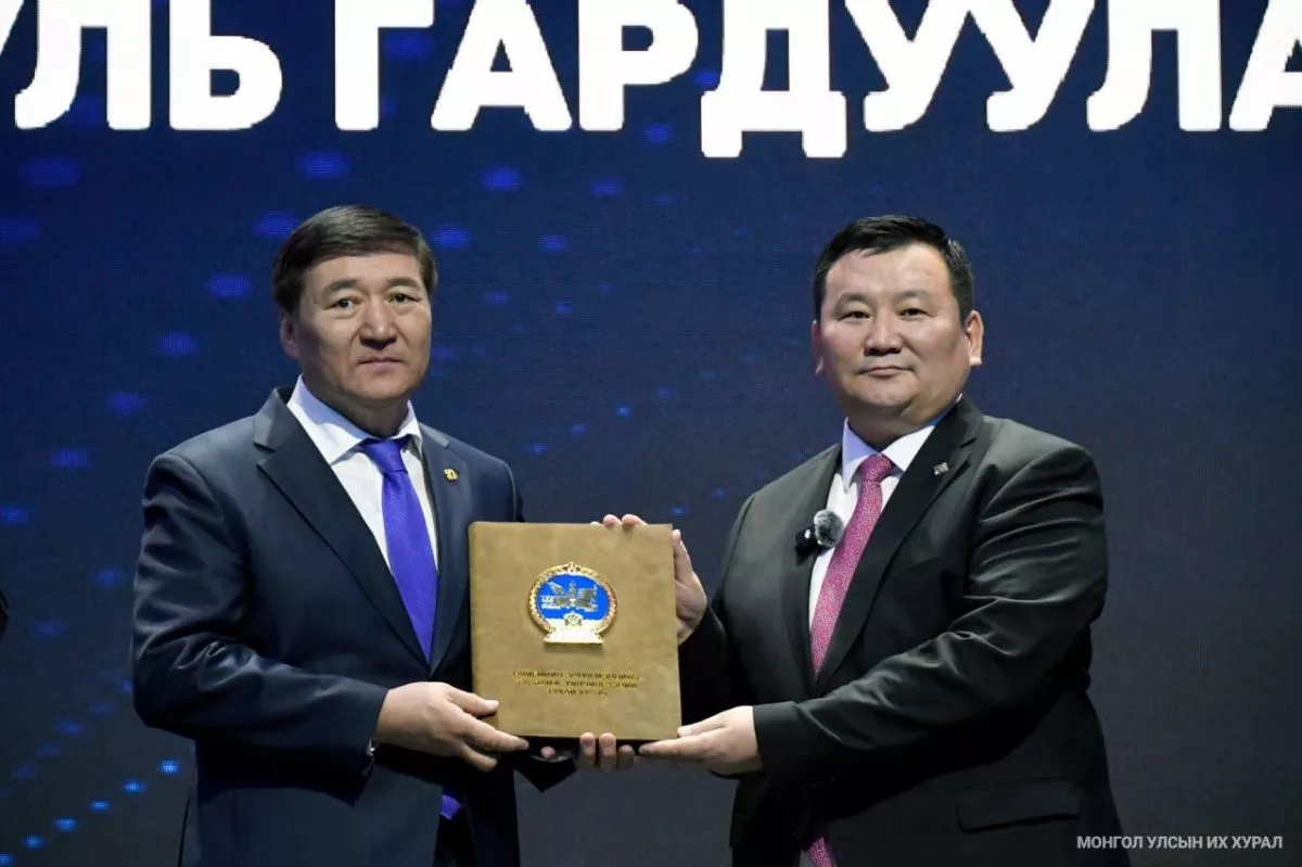 Нийгмийн эрүүл мэндийн тусламж, үйлчилгээний тухай анхдагч хуулийг гардууллаа