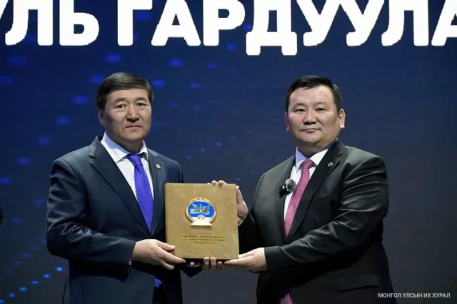 Нийгмийн эрүүл мэндийн тусламж, үйлчилгээний тухай анхдагч хуулийг гардууллаа