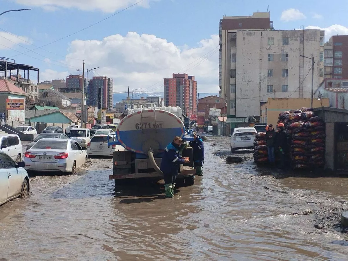 Ус тогтсон байршлуудын усыг соруулж, далан босгож байна
