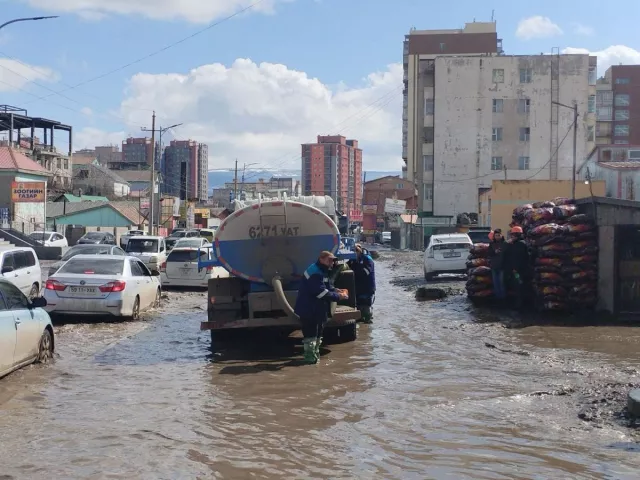 Ус тогтсон байршлуудын усыг соруулж, далан босгож байна