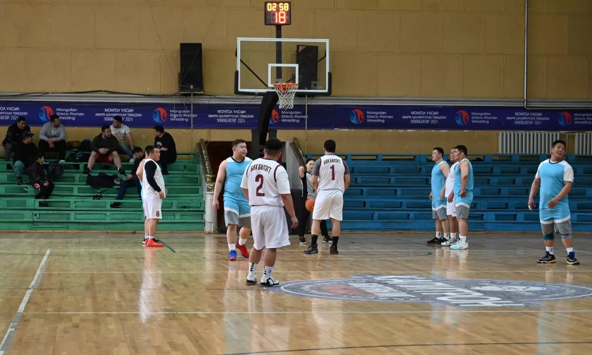 Бөхчүүдийн сагсан бөмбөгийн тэмцээн спортын төв ордонд болж байна