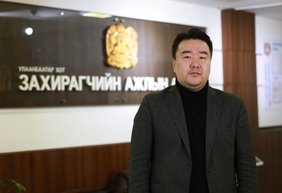 Г.Билгүүн: Байгалийн боржин чулуу ашиглан халтирдаггүй явган хүний зам хийж байна