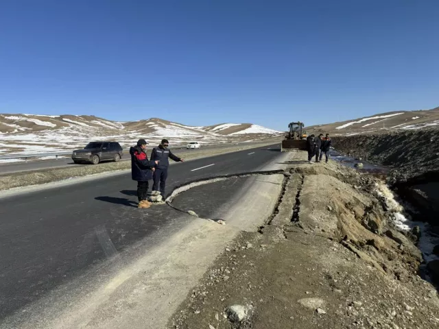 Дарханы замд гарсан гэмтлийг засварлахаар ажиллаж байна