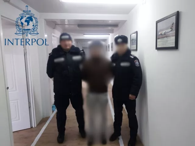 Интерполоор эрэн сурвалжлагдаж байсан иргэнийг албадан авчирлаа
