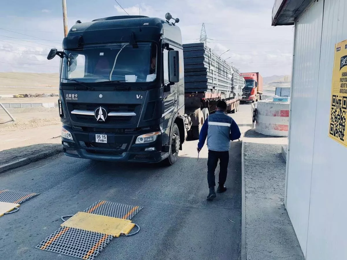 Автомашины жин хэмжигч пүүг ажиллуулж, даацын хяналт тавьж байна