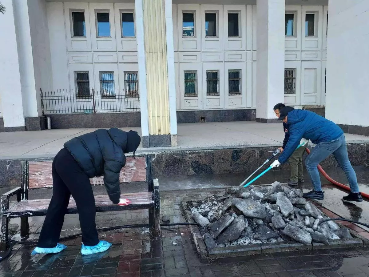 Соёлын төвийн ойр орчмыг цэвэрлэлээ
