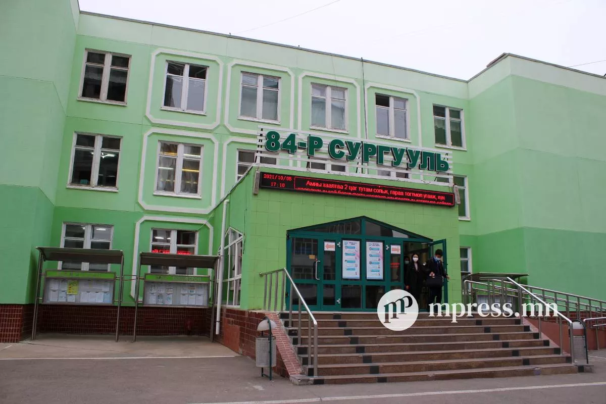 Дотор нь муухай оргисон хүүхэд цонхоор агаар амьсгалж байгаа унажээ
