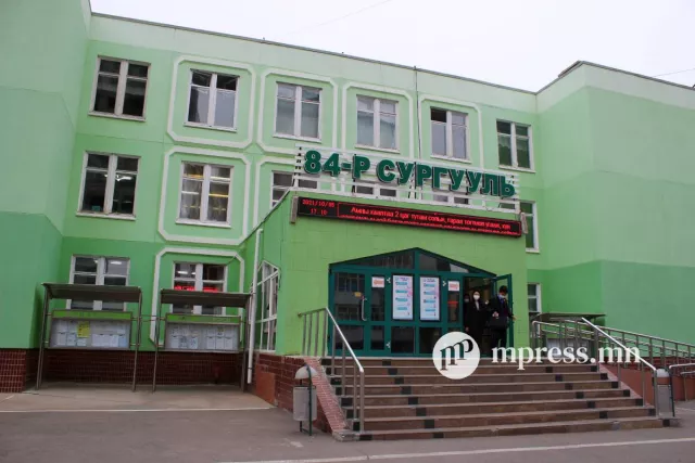 Дотор нь муухай оргисон хүүхэд цонхоор агаар амьсгалж байгаа унажээ