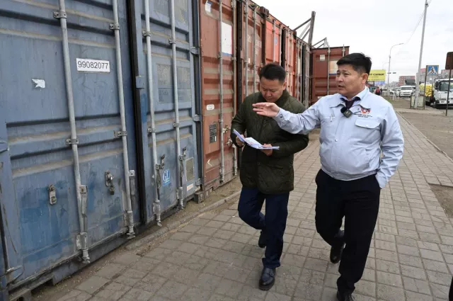 Төв зам дагуух төмөр авах цэг, тос солих цэгүүд болон үзэмжгүй худалдаануудыг цэгцэлнэ