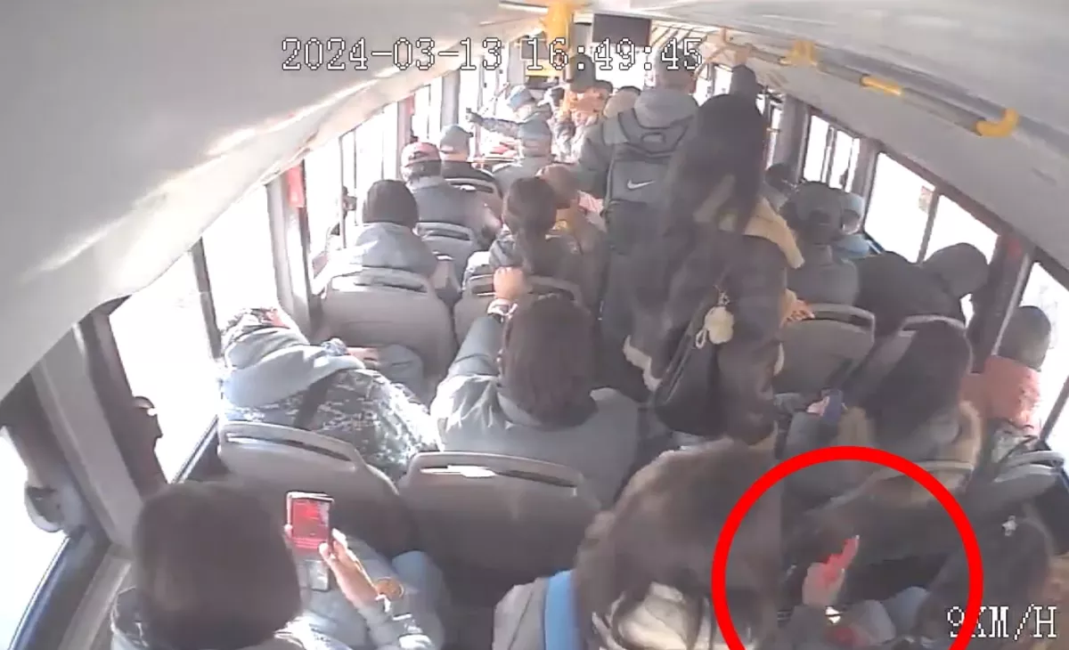 ВИДЕО: Дунд сургуулийн сурагчид шинэ автобусны сандлыг зүсэж, сүйтгэжээ