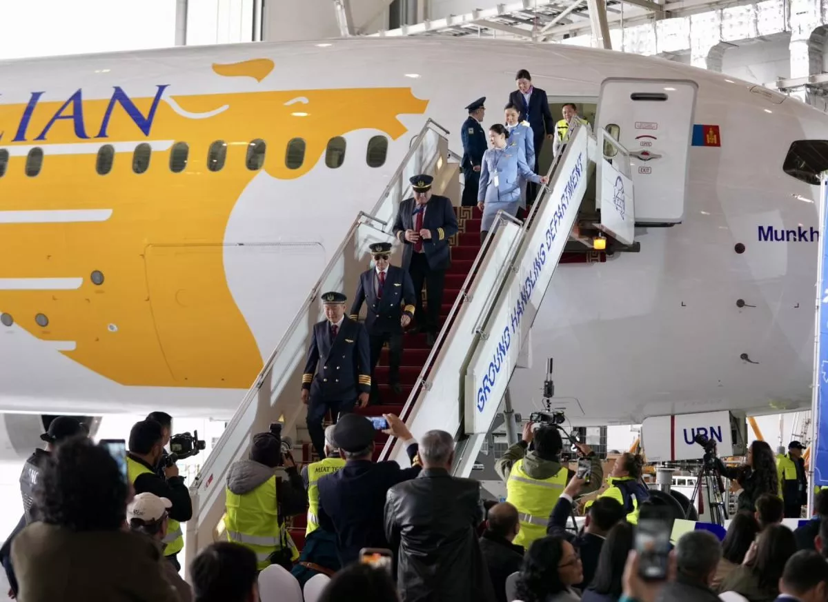 ВИДЕО: МИАТ ТӨХК НЬ ХОЁР ДАХЬ DREAMLINER B787-9 “МӨНХ ХААН“ АГААРЫН ХӨЛГӨӨ ХҮЛЭЭН АВЛАА
