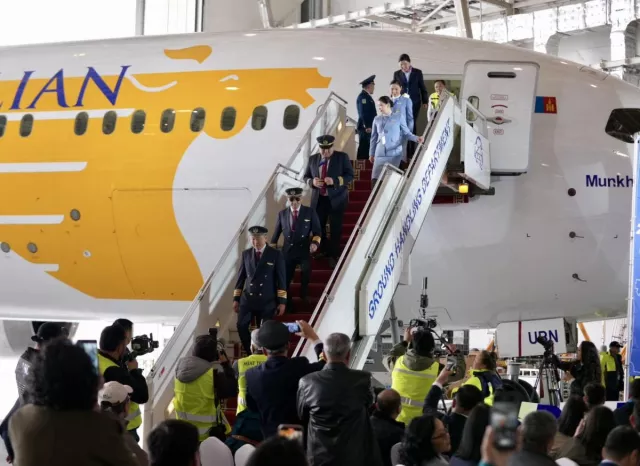 ВИДЕО: МИАТ ТӨХК НЬ ХОЁР ДАХЬ DREAMLINER B787-9 “МӨНХ ХААН“ АГААРЫН ХӨЛГӨӨ ХҮЛЭЭН АВЛАА