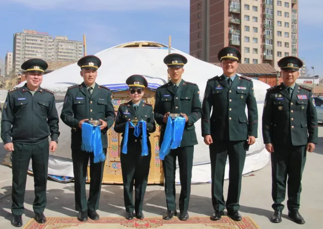 Ахлагч нарт гэр бэлэглэжээ