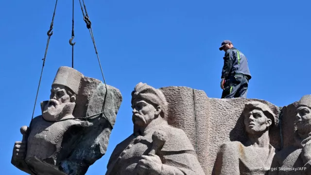 Украины нийслэл Киевт байрлах Зөвлөлтийн үеийн аварга том цогцолбор хөшөөг задалж эхэлжээ