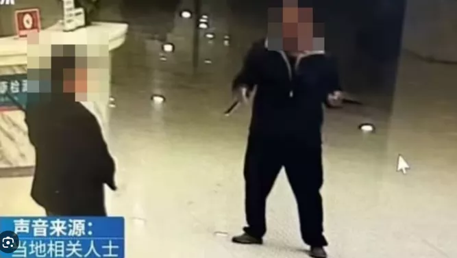 Хятадын эмнэлэгт хутгатай халдлага болсны улмаас хоёр хүн нас барж, 21 хүн шархаджээ