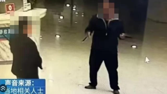 Хятадын эмнэлэгт хутгатай халдлага болсны улмаас хоёр хүн нас барж, 21 хүн шархаджээ