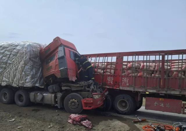Өнөөдөр Төв аймагт болсон ноцтой зам тээврийн осолд хавчуулагдсан иргэний амийг аварчээ