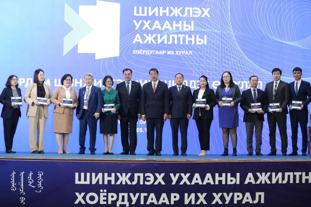 Эрдэм шинжилгээний шилдэг өгүүллийн эздэд шагнал гардууллаа