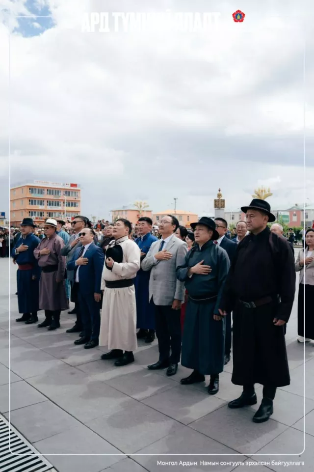 Л.Оюун-Эрдэнэ: “Ард түмэн ялах уу? Авлигачид ялах уу”