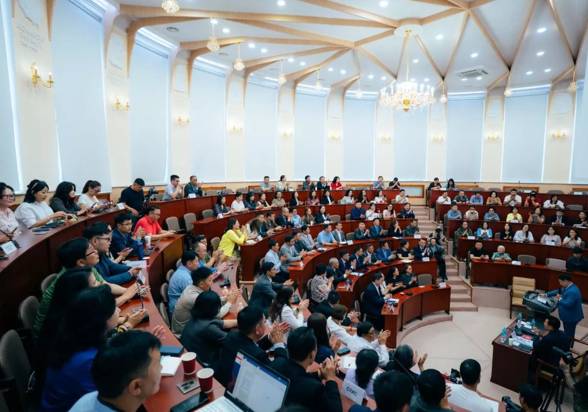 Монгол Ардын Намын дарга, Ерөнхий сайд Л.Оюун-Эрдэнэ томоохон их, дээд сургуулийн эрдэмтэн багш нарын төлөөлөлтэй уулзлаа