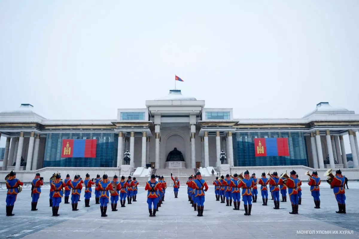 Монгол Улсын төрийн далбааг мандуулж, жанжин Д.Сүхбаатарын хөшөөнд цэцэг өргөв