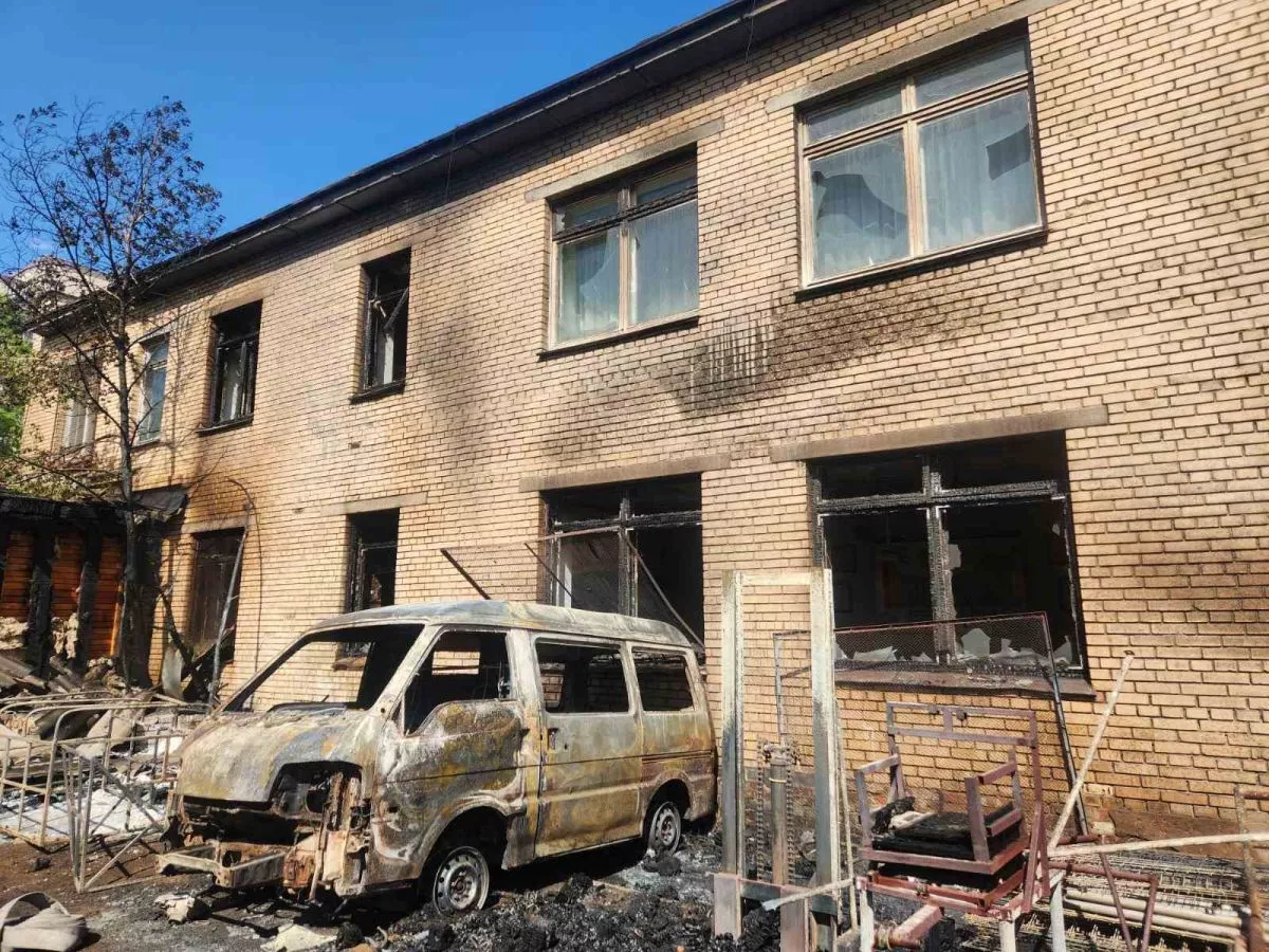 Барилгын өргөтгөл хэсэг, хлорид бодис шатаж байсныг унтраахаар ажиллаж байна