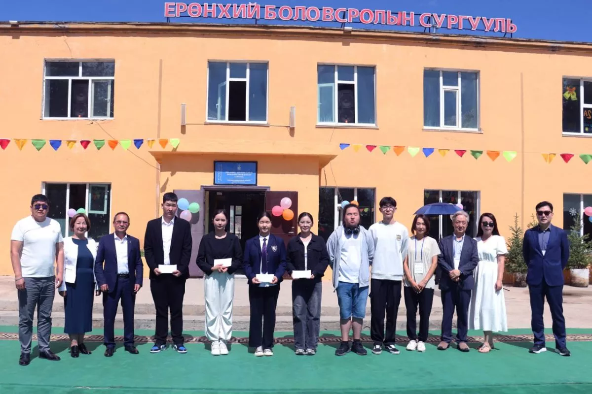 БНСУ-ын “Хүслийн аялал” ТББ-ын сайн дурынхан Борнуур сумын сурагчдад тэтгэлэг олгов